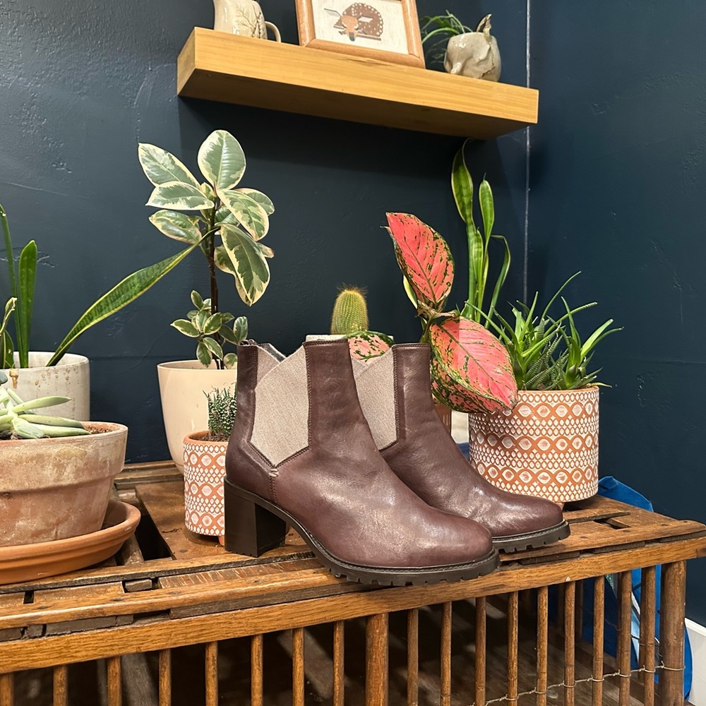 Ross & Snow Espresso Susanna Heeled Leather
Boots — US Size 9.5